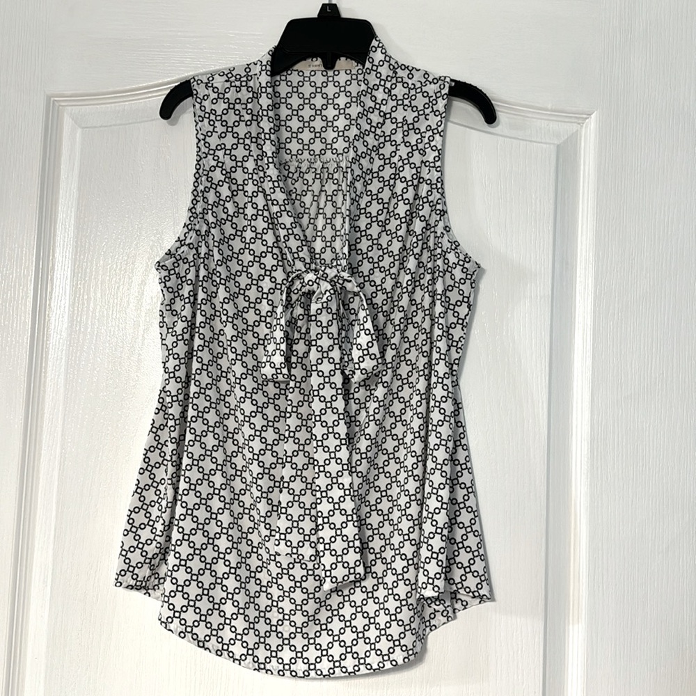 41 Hawthorn Small Black & White Chain Print Sleeveless Blouse